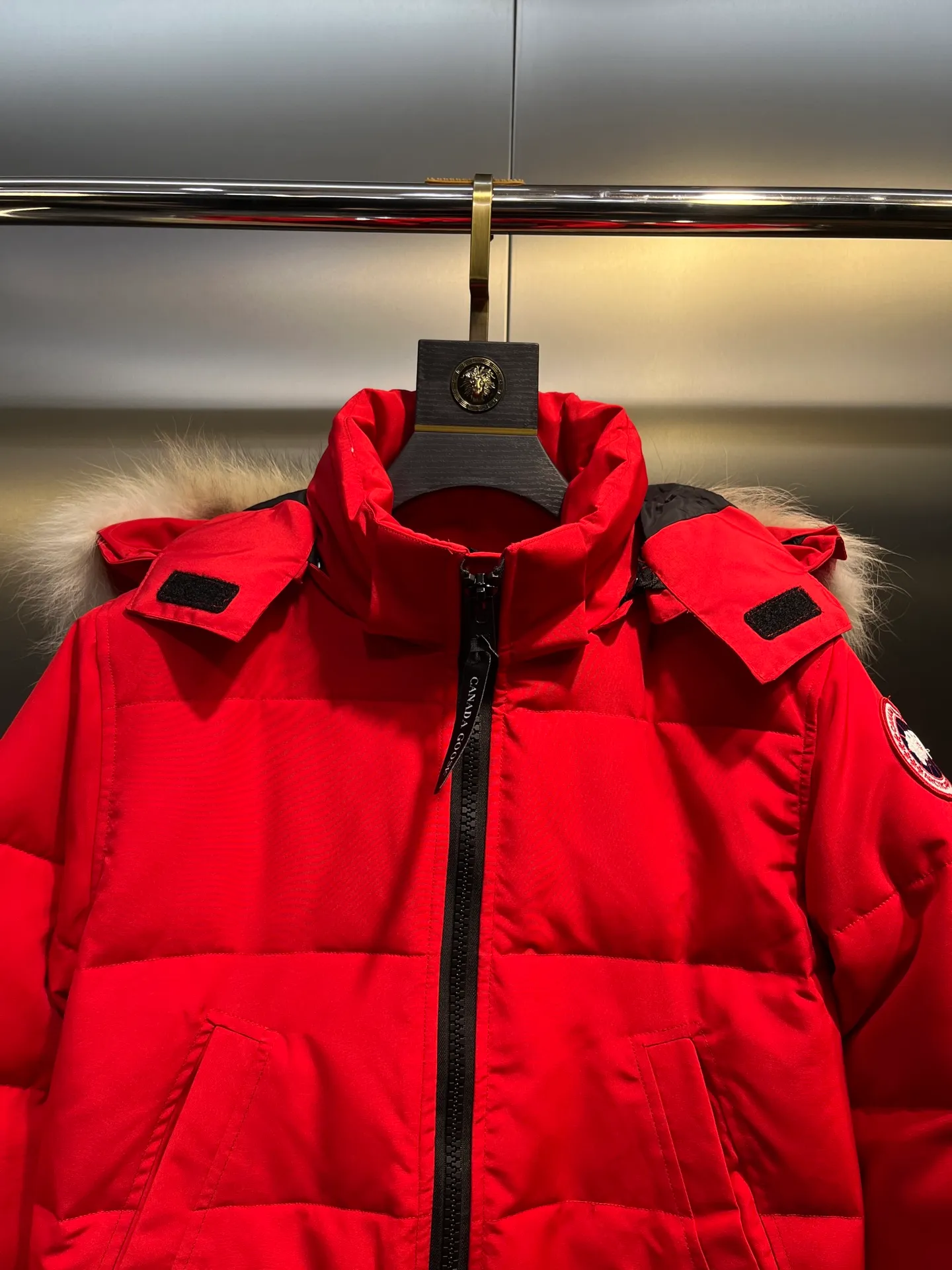 P840 CANADA GOOSE parka 22 styles ➖ Genuine synchronous anti-counterfeiting chip sensor! ➖ Imported 21-count polyester-cotton blended original fabric [last year’s 16-count/18-count hard fabrics have been completely eliminated, this year all use 21-count genuine synchronous fabrics, the soft mid-strap feels delicate and textured], genuine synchronous Feather-Light 10D waterproof coating fabric, made of 84.5 polyester fiber and 15.5 cotton, 100% the best feel in the entire network! ➖ The genuine official website is synchronized with the national standard 80 white duck down, you can check the official website customer service, there will never be a series of misleading claims such as 90 down or goose down! ➖ Using the best nylon lining with double double-layer sealing design, velvet-proof No. 7 needle + grid-filled down ready-made garments, there is 100% no so-called velvet running! ➖ The cuffs are designed with thickened seamless threads, and the collar and pockets are lined with top-quality polar fleece to keep you warm and comfortable! ➖ Yoshida YKK provides original custom-made electroplated sliders. YKK two-way lockable zippers are tight and smooth and will not peel off paint! ➖ 3M composite guarantees that the Velcro is the same as the original, durable, and all accessories and hardware are custom-made! ➖ Imported BEHRINGER embroidery machine to customize the 10,000-needle embroidery logo, 98% of which can be reproduced to restore the original logo. You can check and compare on the official website! ➖ The fur collars are all made of large pieces of Western Canadian blue wolf hide, ensuring that each fur collar is 13-15cm wide! size：xs-xl